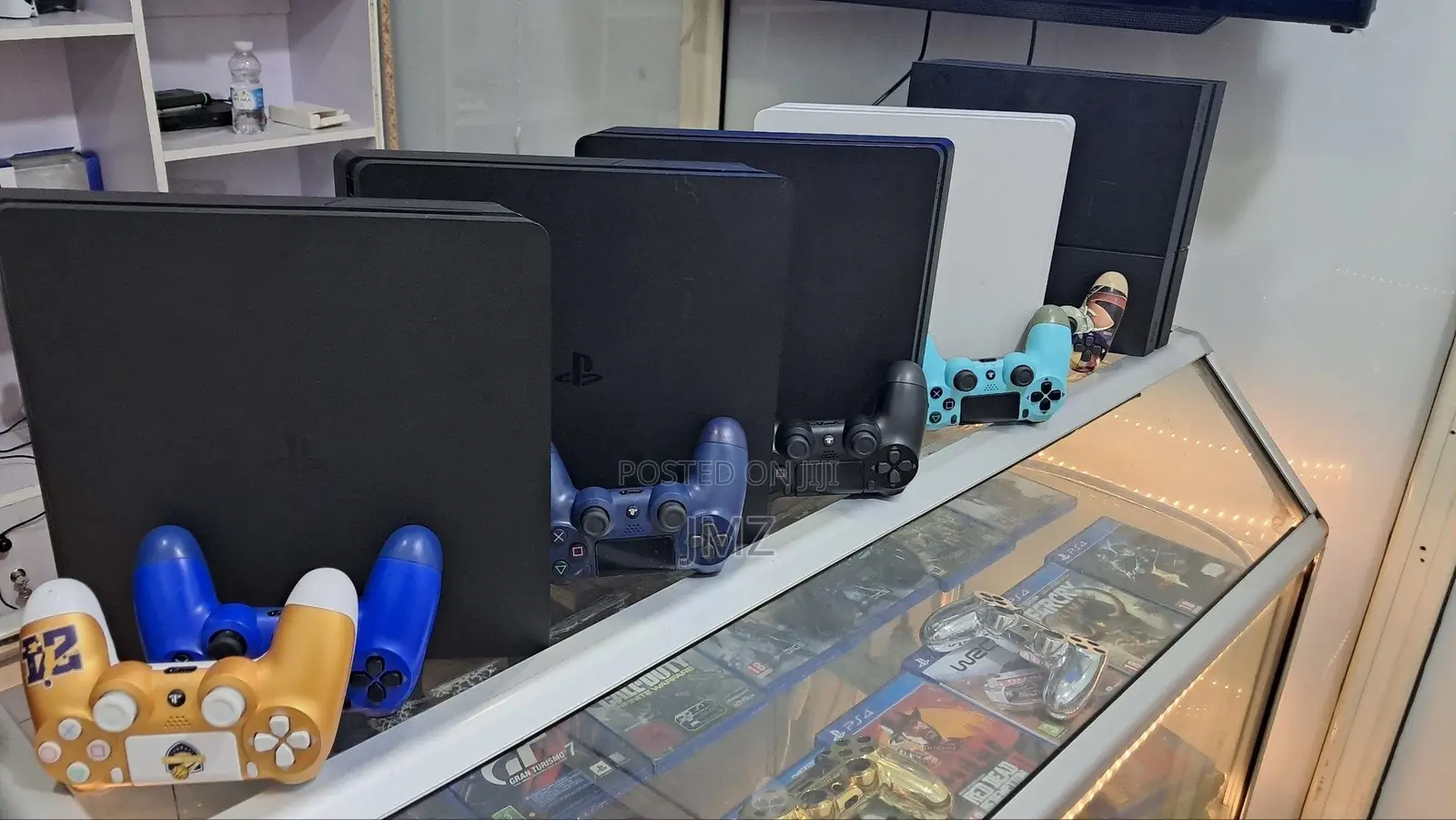 9.00 Ps4 Slim With 2 Joysticks