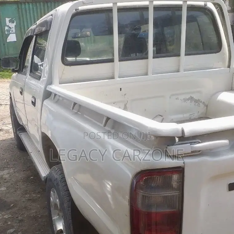 Toyota Land Cruiser 2004 White