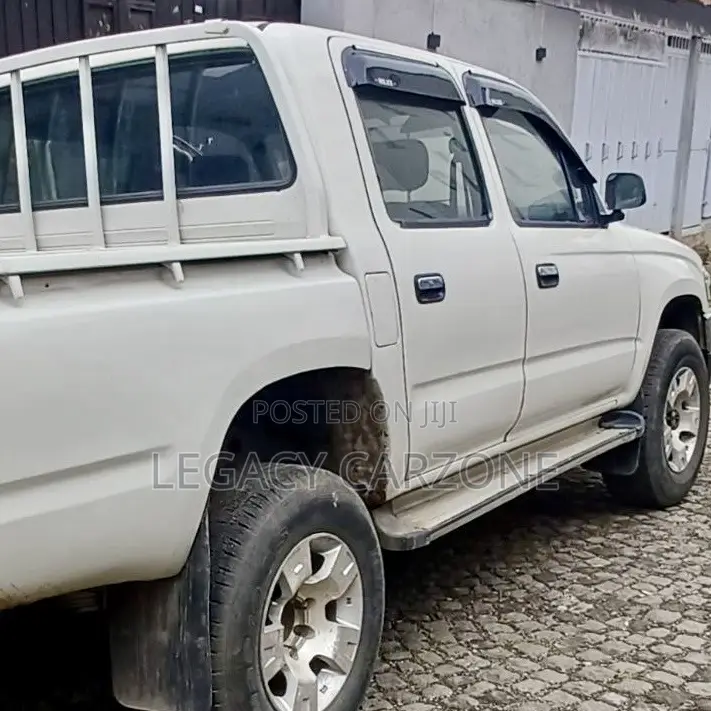 Toyota Land Cruiser 2004 White