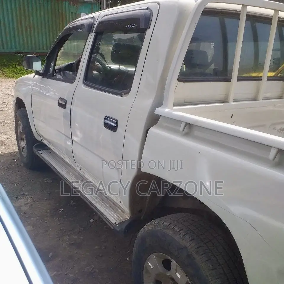 Toyota Land Cruiser 2004 White