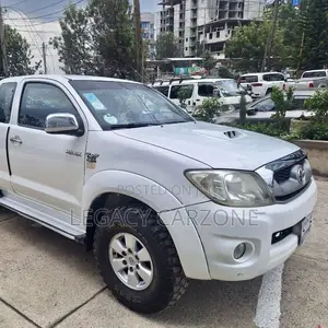 Toyota Hilux 2011 White