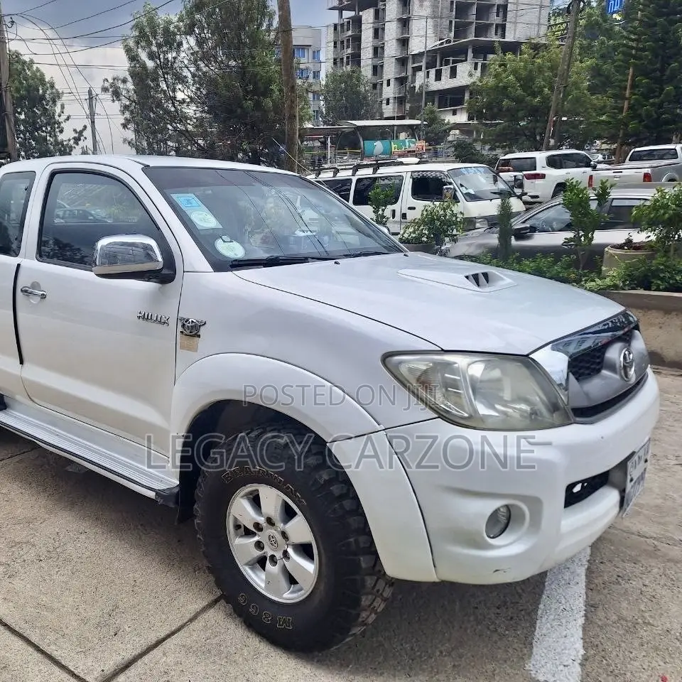 Toyota Hilux 2011 White