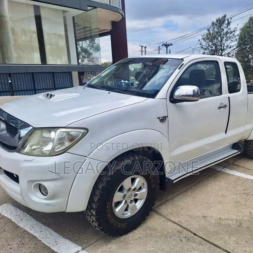 Toyota Hilux 2011 White