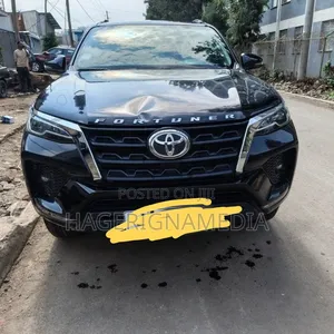 Toyota Fortuner 2022 Black