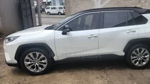 Toyota RAV4 2021 White