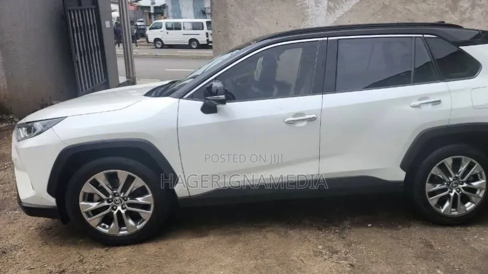 Toyota RAV4 2021 White