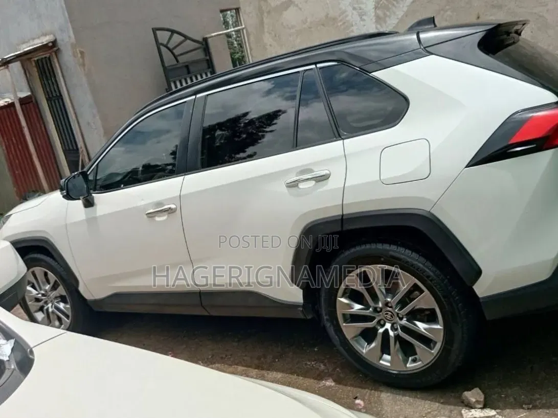 Toyota RAV4 2021 White