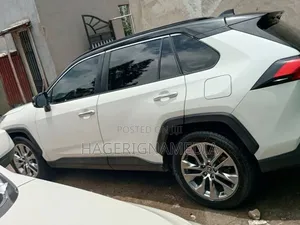 Toyota RAV4 2021 White