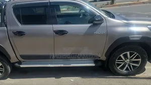 Toyota Hilux 2020 Gray