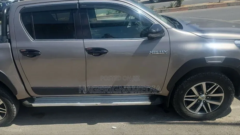 Toyota Hilux 2020 Gray