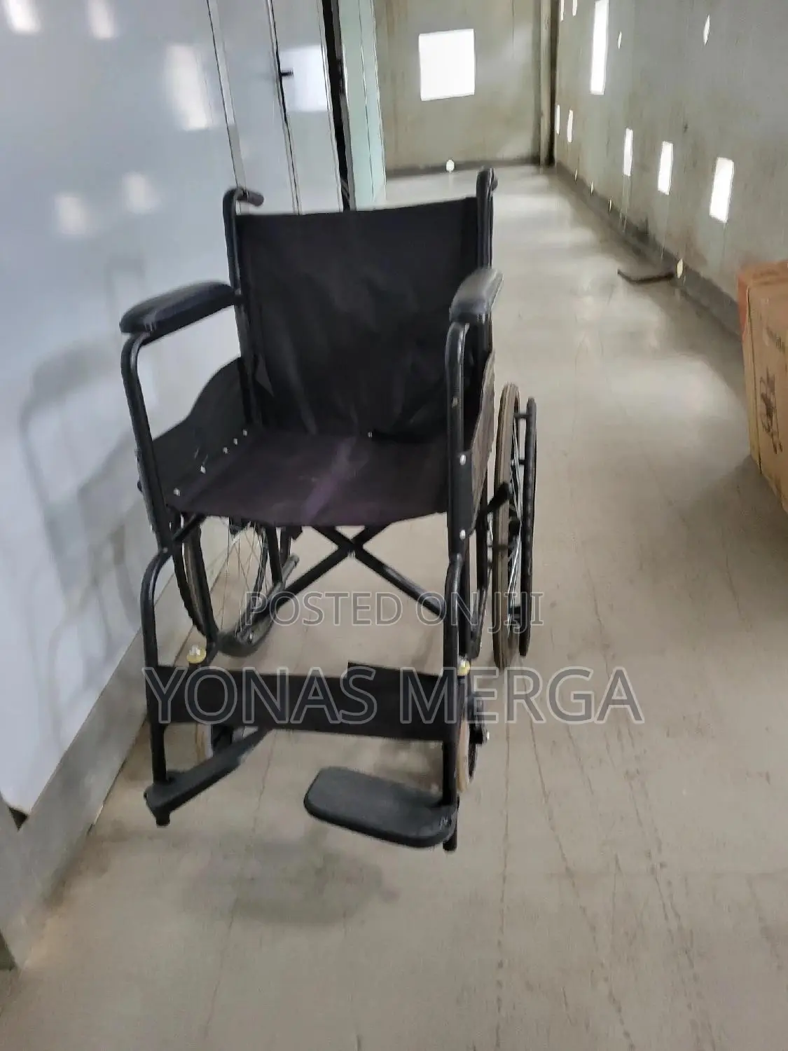 Used Wheelchair快fits Into Most Entrances and Rooms of the House