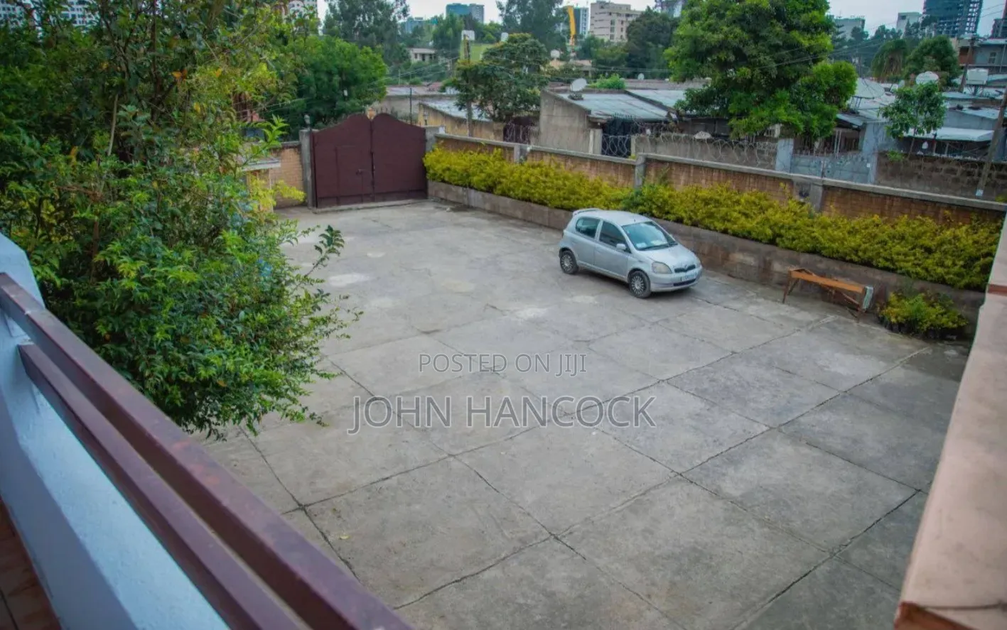 13bdrm House in Bole for rent