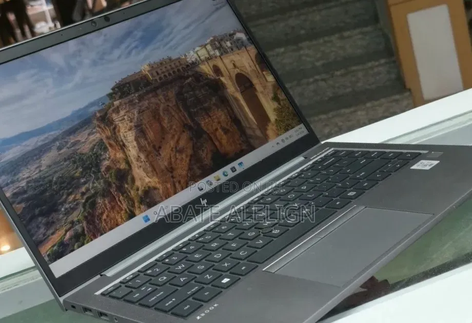 New Laptop HP ZBook Firefly 14 G7 16GB Intel Core i7 SSD 512GB