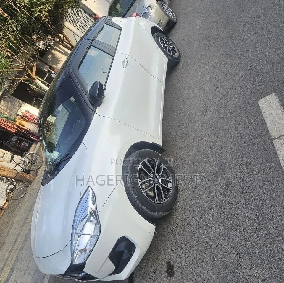 Suzuki Swift 2022 White