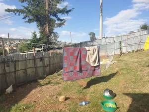 ፈራሽ የአፈር ቤት ያለው ቦታ።