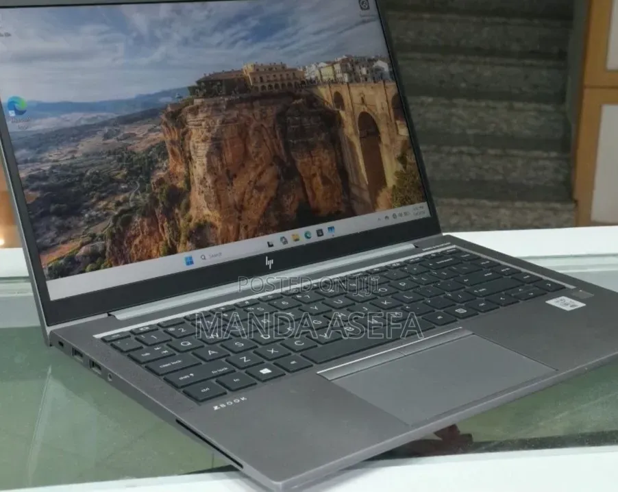 New Laptop HP ZBook Firefly 14 G7 16GB Intel Core i7 SSD 512GB