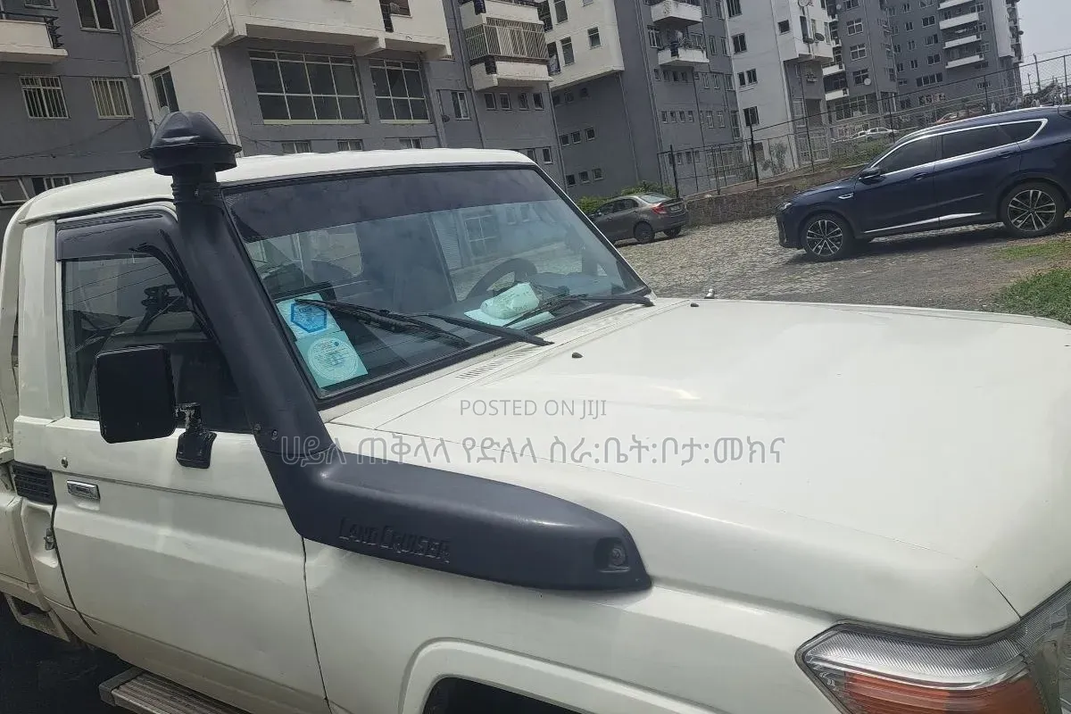 Toyota Land Cruiser 2000 Ivory