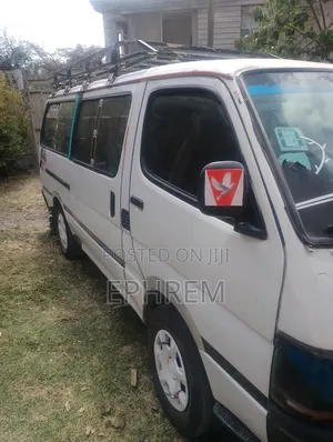 Toyota Hilux 2001 White