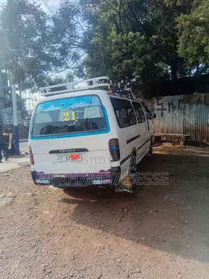 Toyota HiAce 2002 White