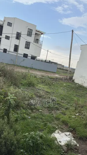 የሚሸጥ ቤት የሚሠራ መሬት