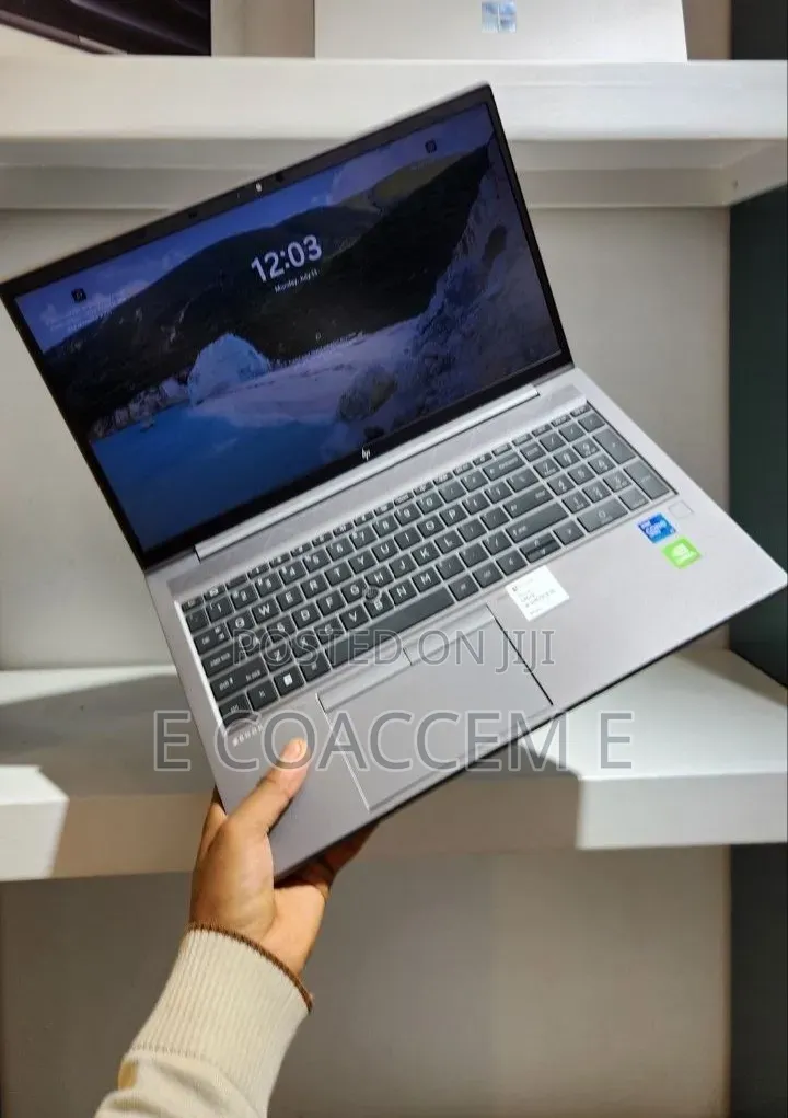 New Laptop HP ZBook Firefly G8 16GB Intel Core i7 SSD 512GB