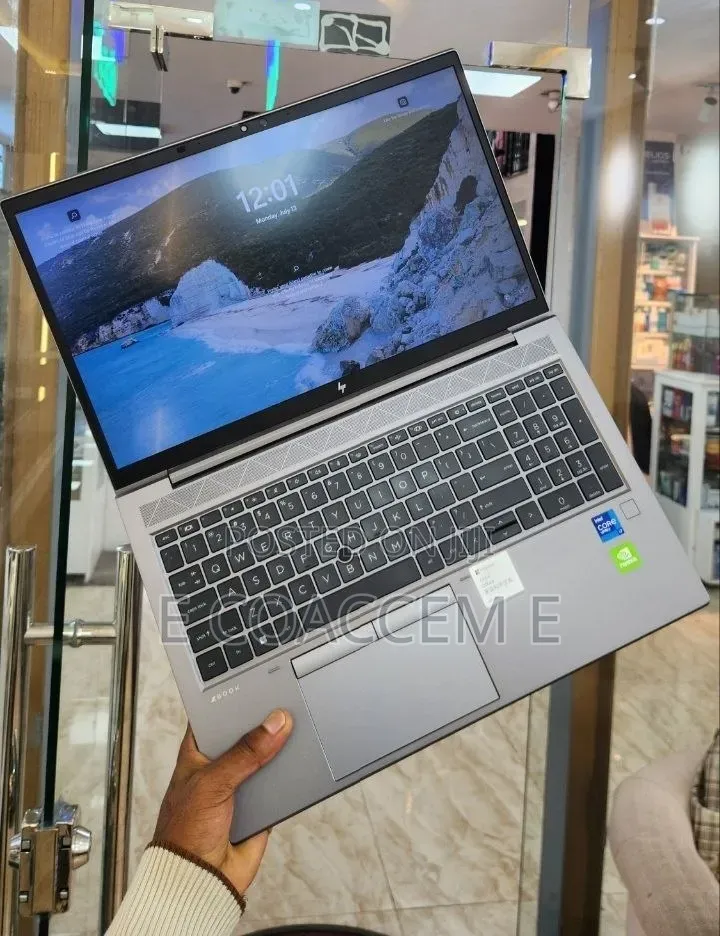 New Laptop HP ZBook Firefly G8 16GB Intel Core i7 SSD 512GB