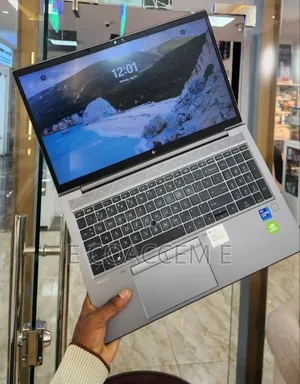 New Laptop HP ZBook Firefly G8 16GB Intel Core i7 SSD 512GB