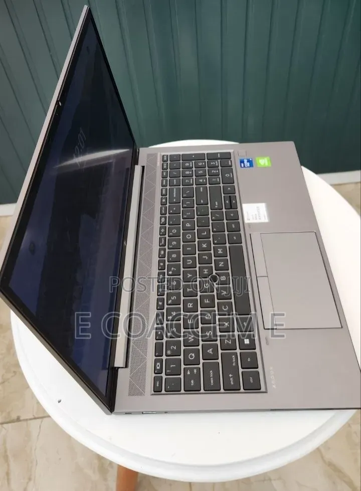 New Laptop HP ZBook Firefly G8 16GB Intel Core i7 SSD 512GB