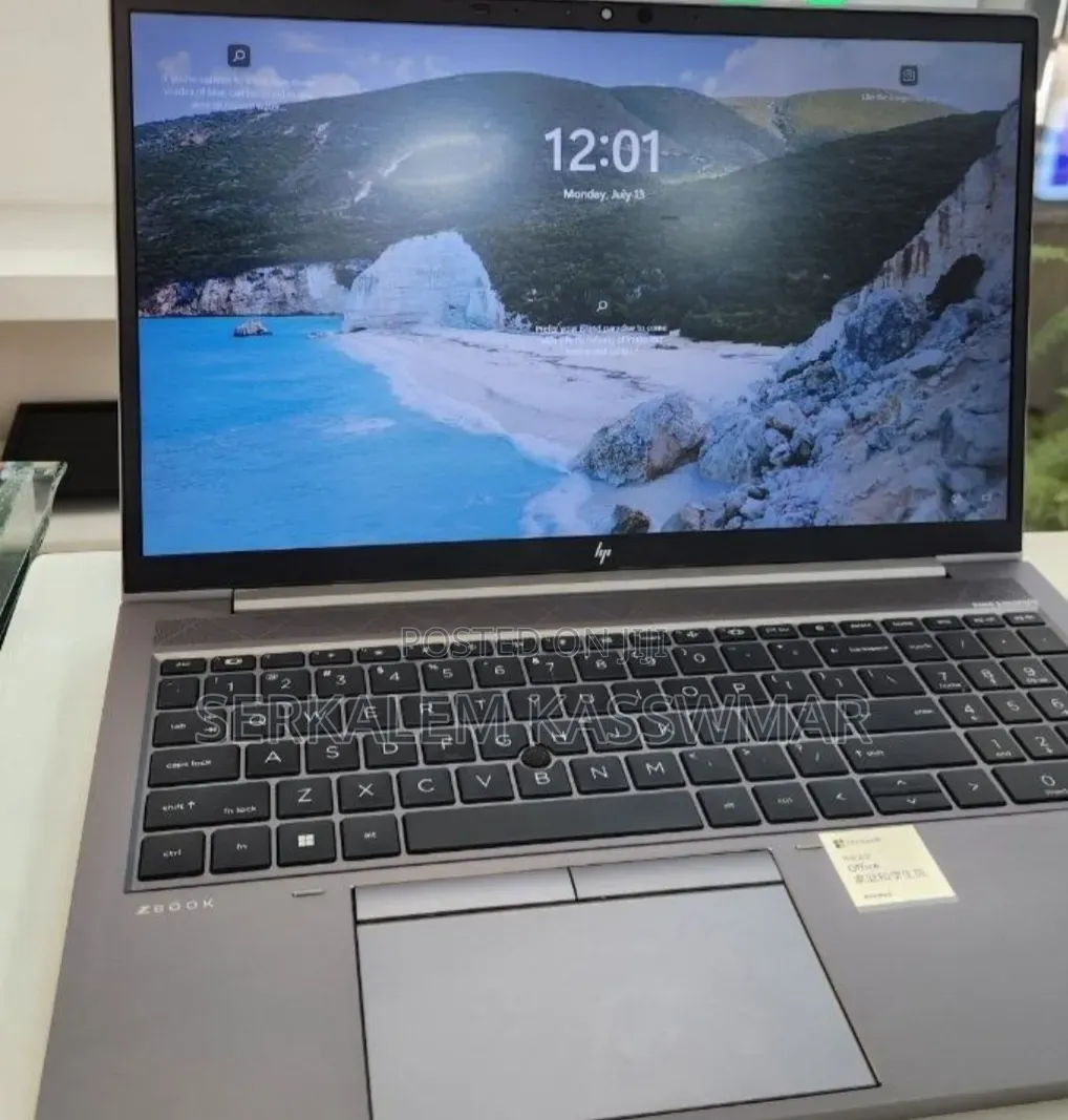 New Laptop HP ZBook Firefly G8 16GB Intel Core i7 SSD 512GB