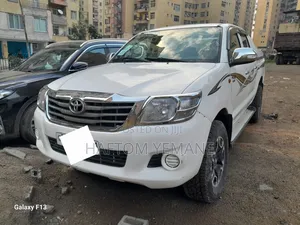 Toyota Hilux 2013 White