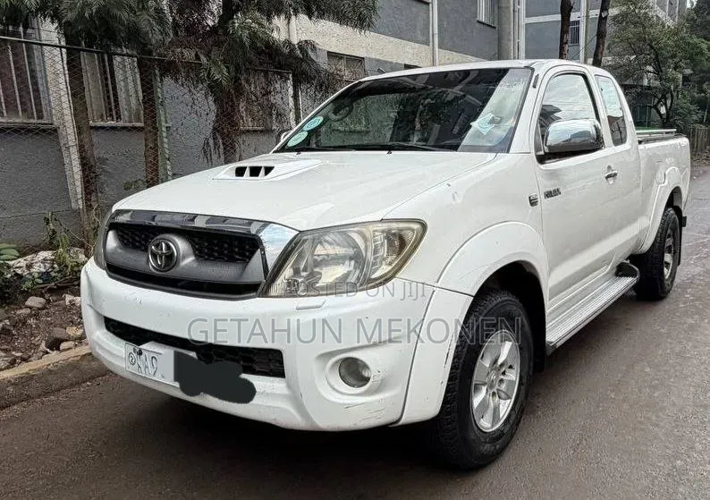Toyota Hilux 2010 White