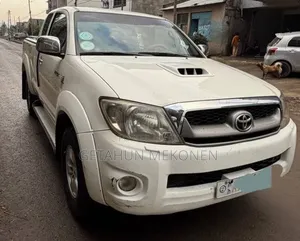 Toyota Hilux 2010 White