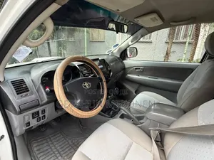Toyota Hilux 2010 White