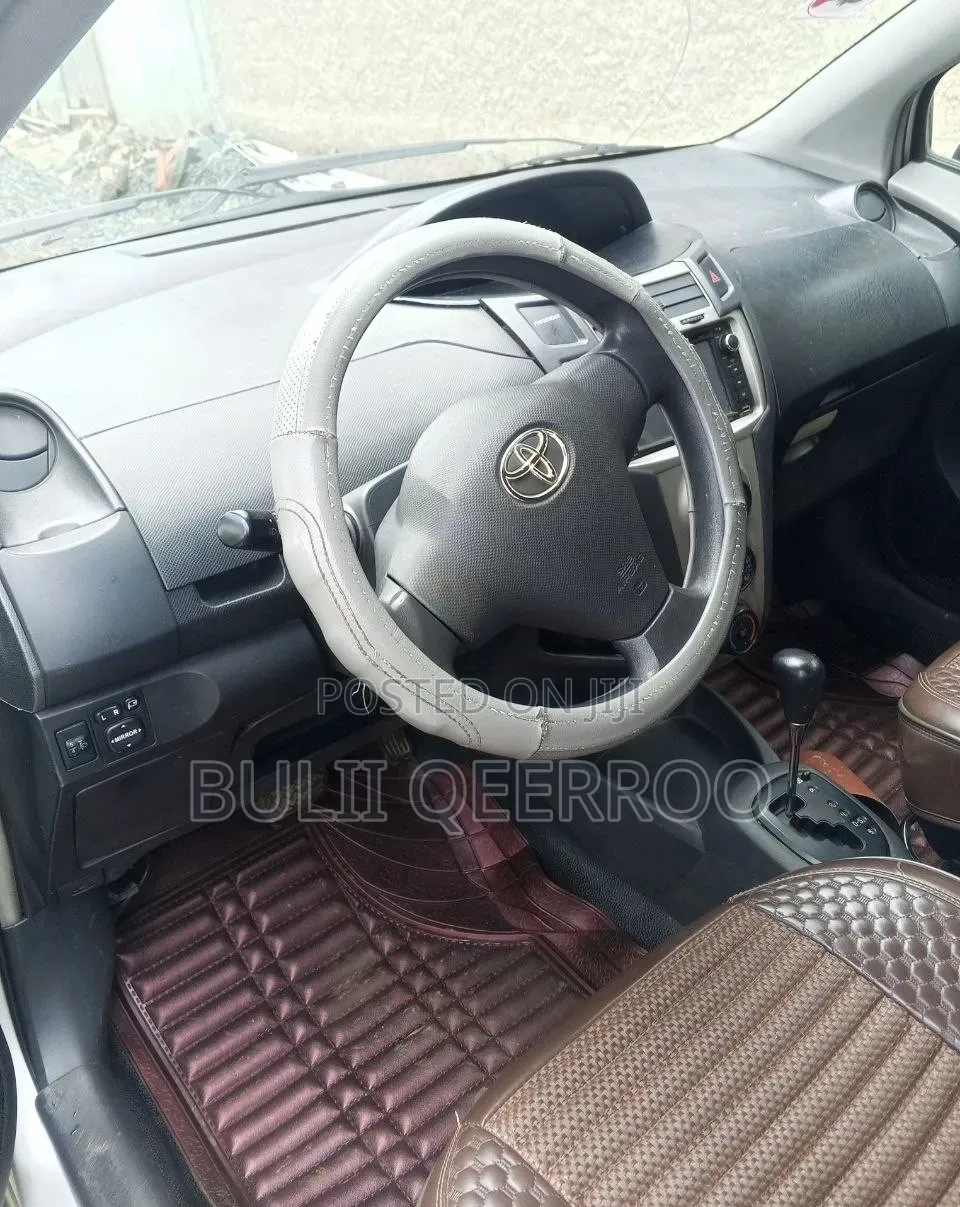 Toyota Yaris 2010 Silver