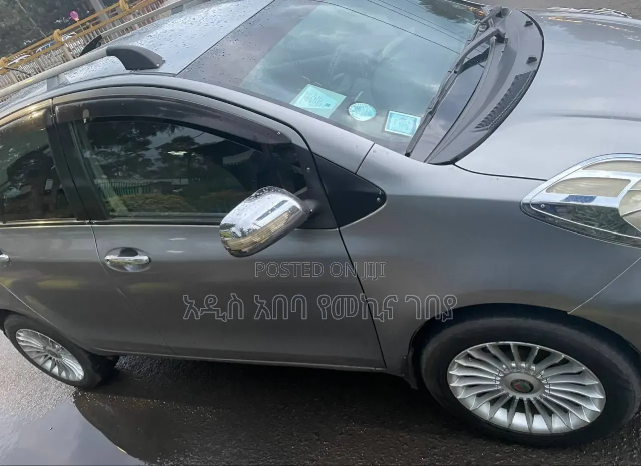 Toyota Yaris Base Hatchback 3dr 2010 Gray