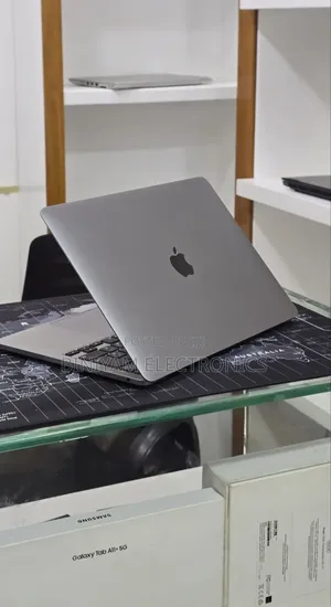 New Laptop Apple MacBook Pro 2020 M1 16GB Apple M1 Pro SSD 512GB