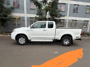 Toyota Hilux 2010 White