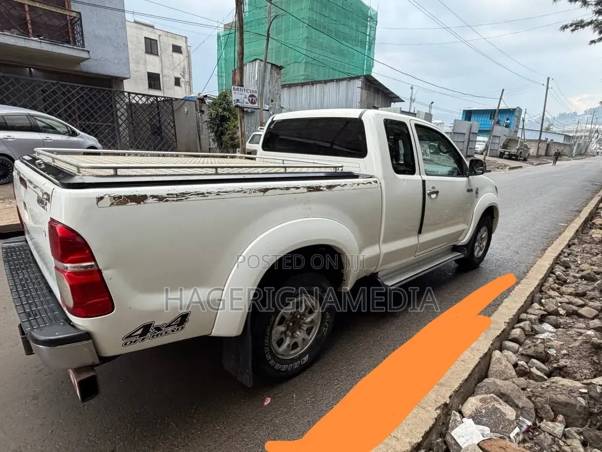 Toyota Hilux 2010 White
