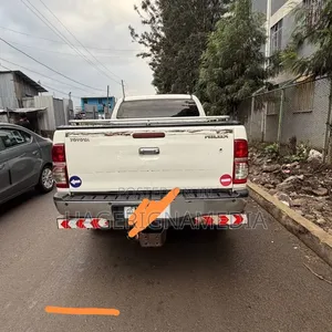Toyota Hilux 2010 White