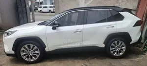 Toyota RAV4 LE 2021 White