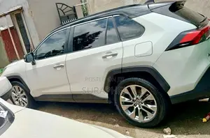 Toyota RAV4 LE 2021 White