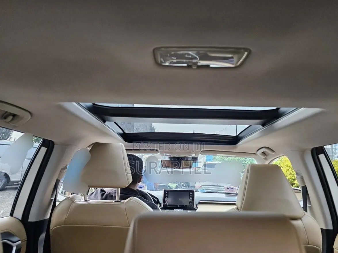 Toyota RAV4 LE 2021 White