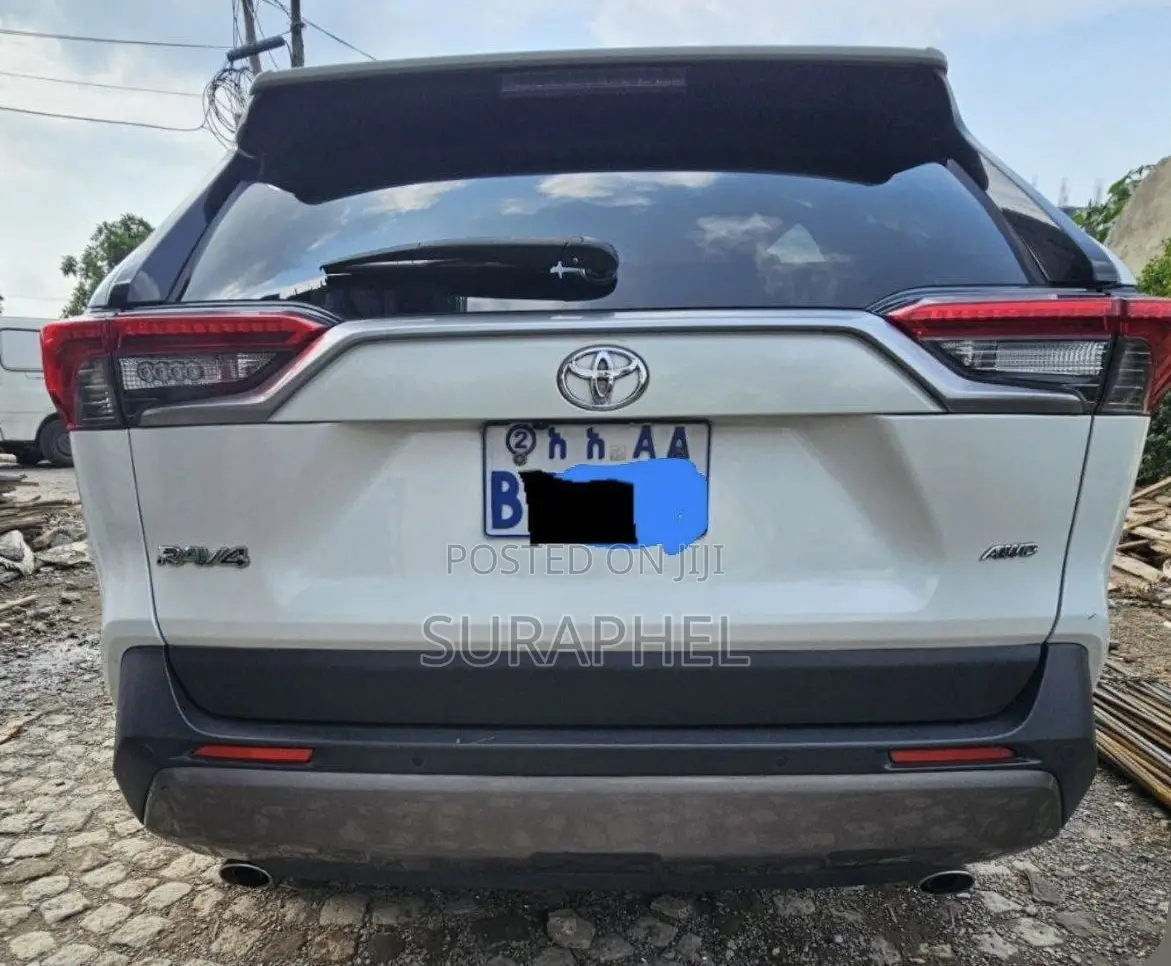 Toyota RAV4 LE 2021 White