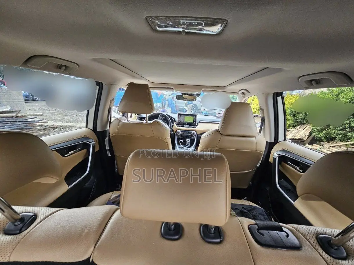 Toyota RAV4 LE 2021 White