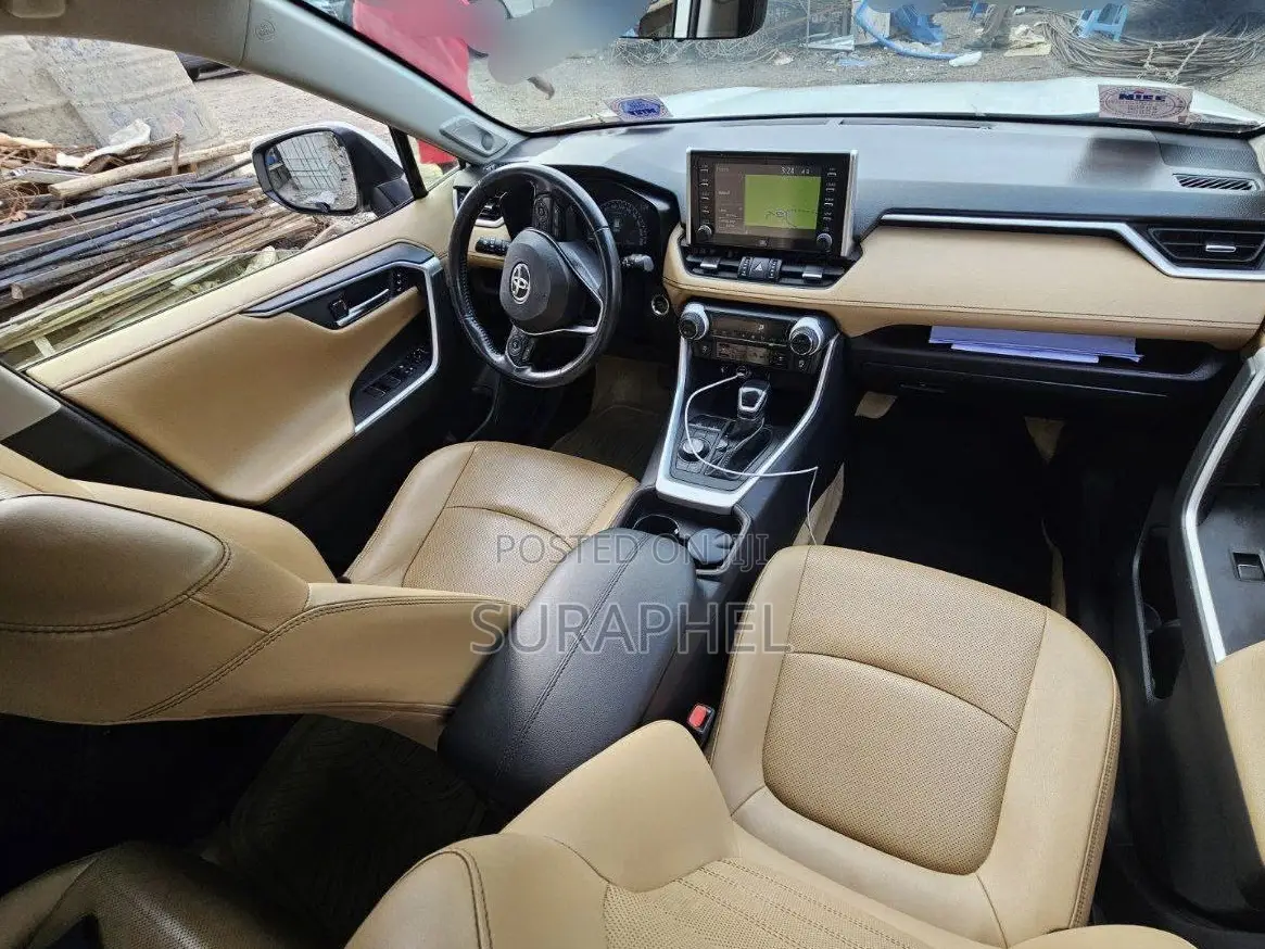 Toyota RAV4 LE 2021 White