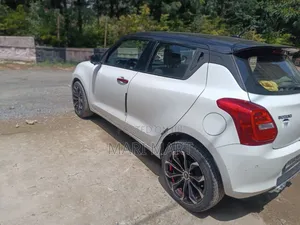 Suzuki Swift 2022 White