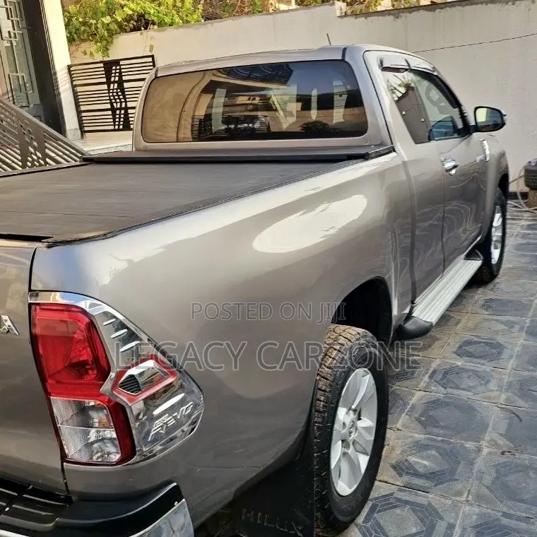 Toyota Hilux 2020 Gray