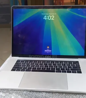 New Laptop Apple MacBook Pro 2018 16GB Intel Core i7 SSD 256GB