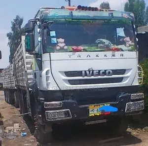 2012 Iveco ኦባማ ከነተሳቢው 61ሺ ታርጋ