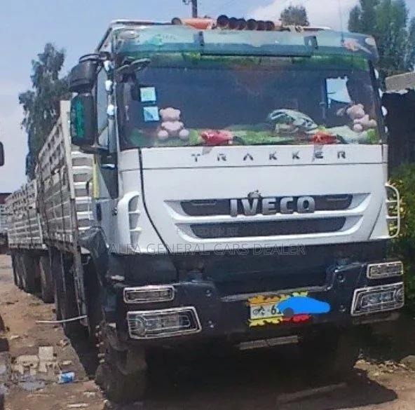 2012 Iveco ኦባማ ከነተሳቢው 61ሺ ታርጋ
